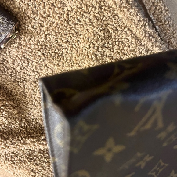 Authentic Louis Vuitton toiletry bag - Picture 9 of 13